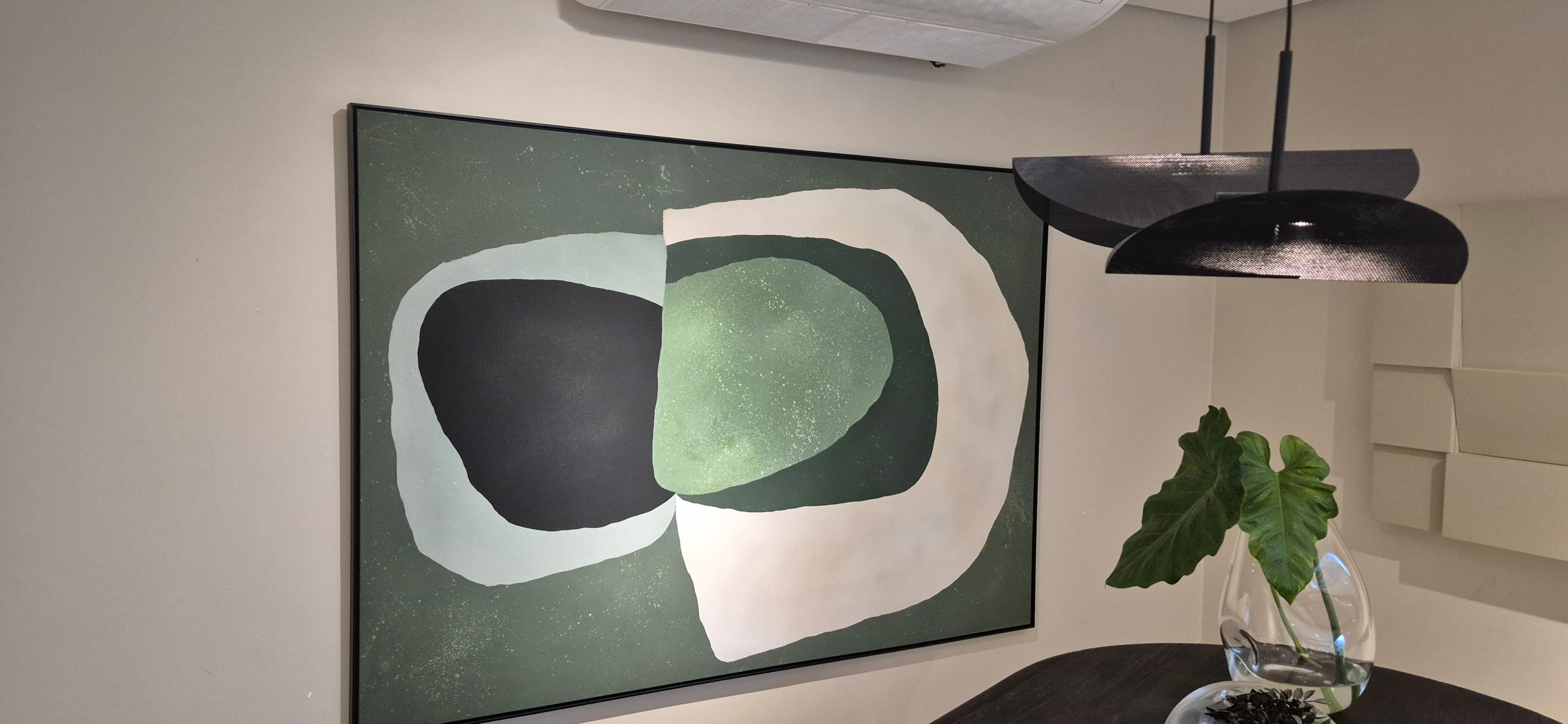 Obra abstrata em tons de verde na sala de jantar